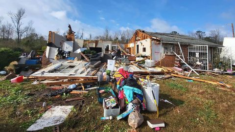 جو میز، همسرش اشلی و سه پسرشان سه شنبه شب در راهروی کوچکی پناه گرفتند، زیرا طوفان به خانه آنها در تالاسی، آلاباما آسیب زیادی وارد کرد.