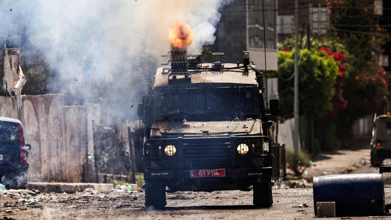 یک خودروی زرهی اسرائیلی در جریان عملیات نظامی در جنین در کرانه باختری اشغالی در چهارم ژوئیه گاز اشک آور پرتاب کرد.