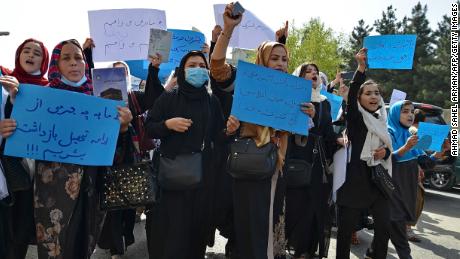 نظر: دختران افغان که در کلاس های درس قفل شده اند، اقدامات شدیدی انجام می دهند 