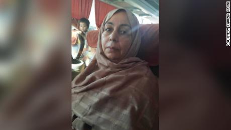 قاضی فوزیه امینی در یک سفر شبانه با اتوبوس به مزارشریف، جایی که او از کشور خارج شد، تصویر شده است.