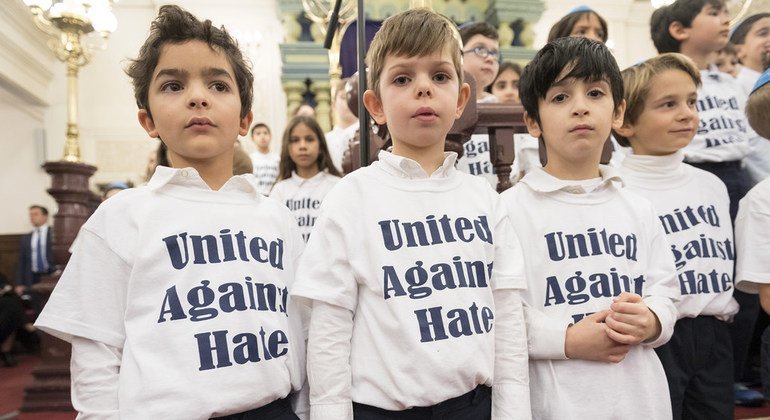 کودکانی که تی شرت «متحد علیه نفرت» به تن دارند در یک گردهمایی بین ادیان در کنیسه پارک شرق در شهر نیویورک به یاد نمازگزاران یهودی که در پیتسبورگ در ایالات متحده کشته شدند، ظاهر شدند.  (31 اکتبر 2018)