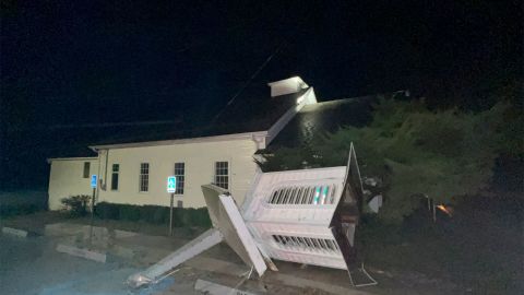 پس از طوفان شدیدی که روز سه شنبه در این منطقه به راه افتاد، یک برج از کلیسایی در جامعه استینز، می سی سی پی منفجر شد.