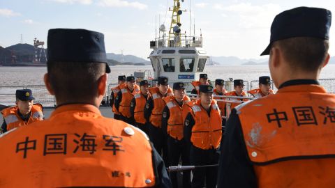 یک ناوگان چینی در 20 دسامبر 2022 از یک بندر نظامی در ژوشان، استان ژجیانگ در شرق چین برای تمرین دریایی با روسیه حرکت می کند. 