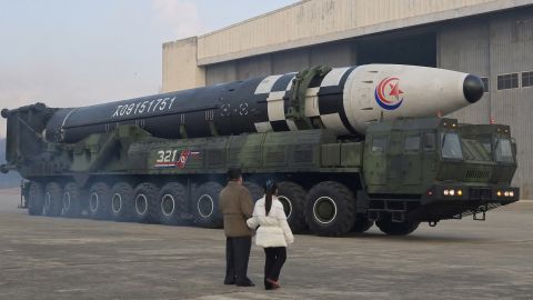 رهبر کره شمالی کیم جونگ اون در عکسی که در 19 نوامبر 2022 توسط خبرگزاری مرکزی کره شمالی منتشر شد، یک موشک بالستیک قاره پیما (ICBM) را بازرسی می کند.