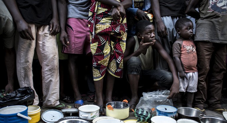 خانواده های آواره داخلی کنگو از استان کاسای پس از فرار از خشونت در نزدیکی روستاهای خود، در محوطه یک درمانگاه سابق در شهر ایدیوفا، استان کویلو، در صف برای غذا منتظر می مانند.