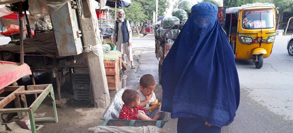 زنان و کودکان بیشترین آسیب را از بحران انسانی در افغانستان متحمل شده اند.
