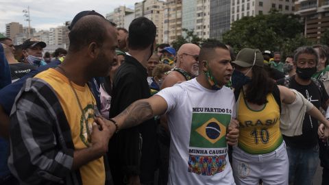 حامیان رئیس جمهور برزیل ژایر مسیاس بولسونارو در حمایت از او و اعتراض علیه نژادپرستی و مرگ سیاه پوستان در محله های فقیر نشین برزیل در طول تظاهرات Black Lives Matter در ساحل کوپاکابانا در ریودوژانیرو در 7 ژوئن 2020 تجمع کردند.