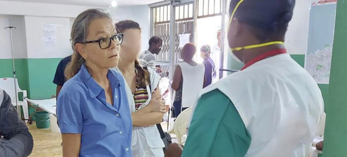 اولریکا ریچاردسون (مرکز)، مقیم و هماهنگ کننده امور بشردوستانه سازمان ملل متحد در هائیتی از یک مرکز درمان وبا در پورتو پرنس بازدید می کند.