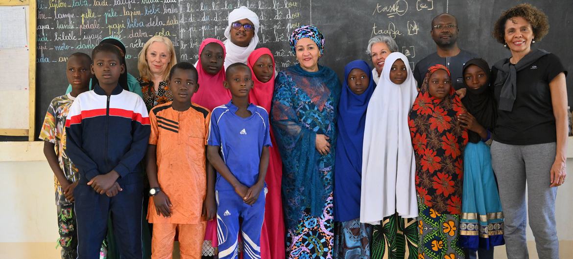 دانش آموزان مدرسه Pays-Bas در نیامی نیجر با معاون دبیر کل سازمان ملل متحد آمینه محمد ملاقات کردند.