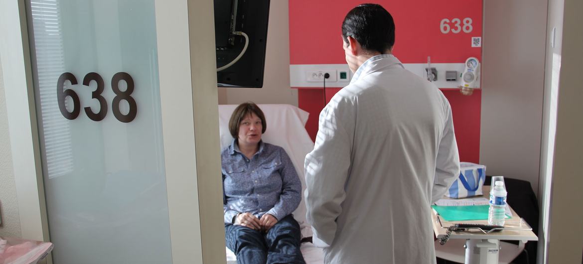 یک متخصص سرطان با یک بیمار سرطانی در بیمارستانی در لیون فرانسه مشورت می کند.